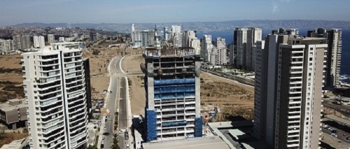 CONSTRUCCIÓN DE EDIFICIO ACERO – HORMIGÓN SOHO MONTEMAR: 98% DEL MONTAJE DE LA ESCTRUCTURA