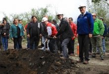 Ministro Fontaine encabeza colocación de primera piedra de pavimentación de Ruta Ralún – Cochamó en Región de Los Lagos