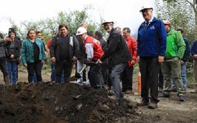 Ministro Fontaine encabeza colocación de primera piedra de pavimentación de Ruta Ralún – Cochamó en Región de Los Lagos