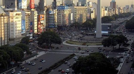 Riesgo país de Argentina sube tras mayor restricción cambiaria