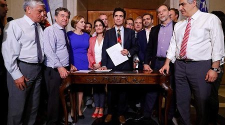 Gobierno y oposición llegan a acuerdo para subir pensión básica y rebajar pasajes a tercera edad