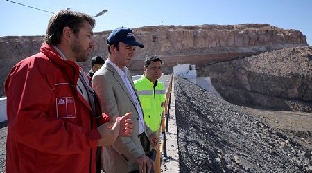 Subsecretario de Obras Públicas supervisa obras de emergencia por lluvias estivales en el Embalse Conchi en Calama