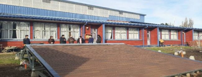 Construcción de patio de energías no convencionales del liceo de Paillaco lleva un 60% de avance