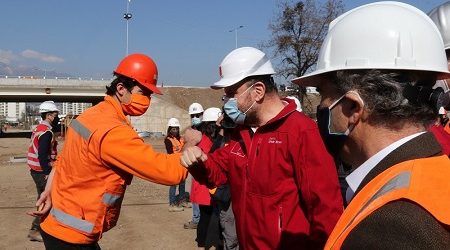 Ministro Alfredo Moreno supervisa el ­­­cumplimiento de medidas sanitarias en construcción de la extensión de Costanera Norte
