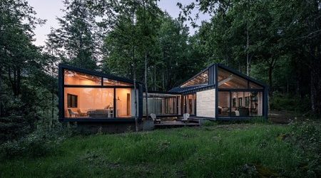 Casa bosque destaca por el uso estructural de madera prefabricada y por armonizar con el terreno donde se emplaza