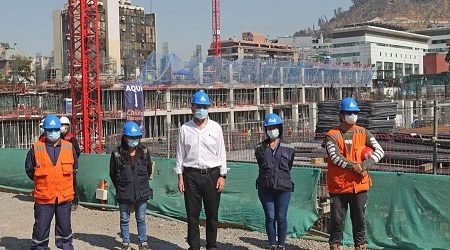 Ministro Moreno supervisa construcción de nuevo Hospital del Salvador que generará más de 2.400 empleos en el peak de las obras