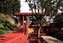GUILLERMO ACUÑA LEVANTA ANEXO COSTERO SOBRE BOSQUE DE PILARES PINTADOS DE ROJO