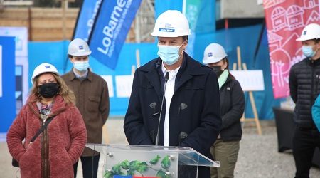 Ministro Felipe Ward junto a familias del ex campamento Juan Pablo II visitan casa piloto de su futuro proyecto habitacional en Lo Barnechea