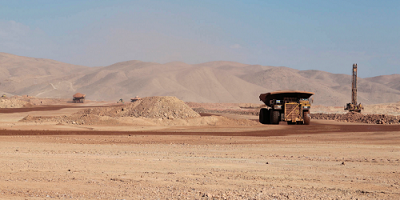 Antofagasta Minerals promueve estudio para convertir flota de camiones a energía eléctrica