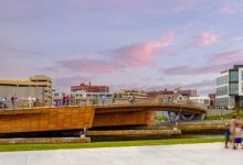 PUENTE PEATONAL ELABORADO CON MADERA UNE DOS PARQUES FRENTE AL RÍO PROVIDENCE, EN ESTADOS UNIDOS