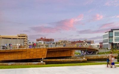 PUENTE PEATONAL ELABORADO CON MADERA UNE DOS PARQUES FRENTE AL RÍO PROVIDENCE, EN ESTADOS UNIDOS