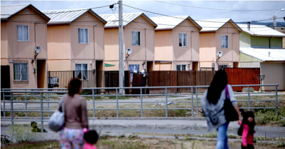 Hongos en pisos y paredes: denuncian construcción de viviendas sociales sobre un humedal en Valdivia