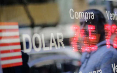 Dólar registra fuerte alza y se acerca a su máximo histórico previo a reunión de la Fed