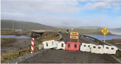 Vecinos advierten derrumbe de viaducto clausurado en Chonchi y exigen construcción de puente mecano