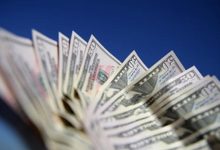 Dólar respira tras intensa jornada de ayer y se aleja de los $1.000: Cotiza bajo los $965 ante fuerte salto del cobre