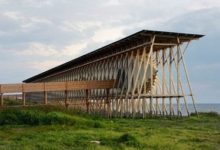 LA OBRA EN MADERA DE PETER ZUMTHOR: EL USO DEL MATERIAL EN ARMONÍA CON EL ESPACIO Y LA ATMÓSFERA