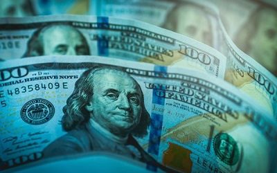 Dólar vuelve a operar cercano a $890 en medio de una aversión al riesgo de los mercados