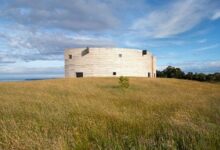 CASA DE CHILOÉ PROPONE UN DISEÑO CURVO Y EL USO DE MADERA NATIVA EN TODA SU ESTRUCTURA