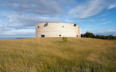 CASA DE CHILOÉ PROPONE UN DISEÑO CURVO Y EL USO DE MADERA NATIVA EN TODA SU ESTRUCTURA