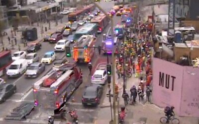 Derrumbe en edificio en construcción en Las Condes: Bomberos trabaja en el lugar