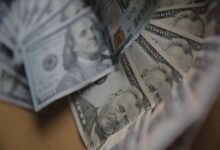 Dólar sigue escalando y sube de los $935 a la espera de decisión de tasas en EE.UU. que se conocerá hoy