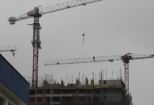 ¿Quién paga la burocracia estatal?: Expertos analizan los rubros más afectados y proponen medidas para agilizar los procesos