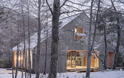 ESTUDIO CHILENO REUTILIZA CIMIENTOS DE ANTIGUA CONSTRUCCIÓN PARA LEVANTAR UNA VIVIENDA HECHA DE MADERA